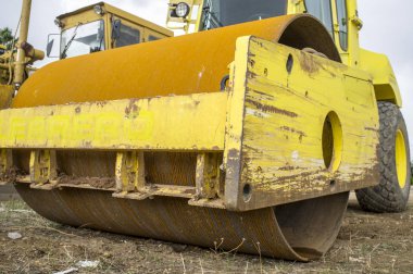 Pnömatik lastik paten makinesi. Arkaplan olarak gri bulutlu gökyüzü