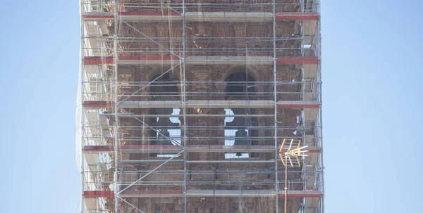 Torre Igreja Coberta Com Andaimes Conceito Preservação Património — Fotografia de Stock