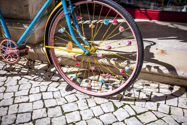 외부에 페인트칠 스러운 자전거 전형적 포르투갈의 조약돌 — 스톡 사진