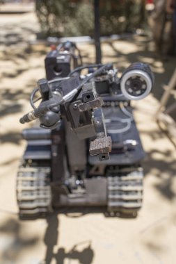 Sevilla, İspanya - 31 Mayıs 2019 Talon, kerpetenle askeri robotu izledi. Silahlı Kuvvetler Günü münasebetiyle teçhizat sergisi