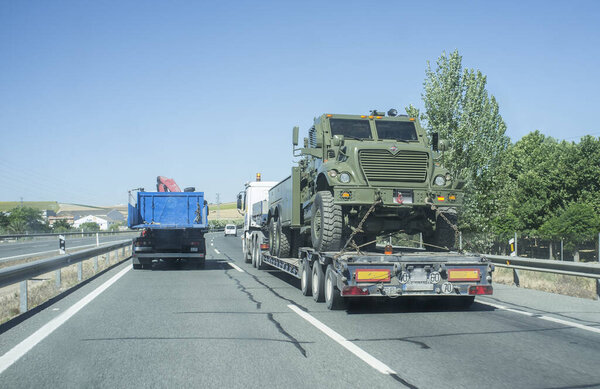 Севиль; Испания - 31 мая 2019 года: большегрузный грузовик с грузовиком испанской армии. Автоколонна с военной техникой на выставке в честь Дня Вооруженных Сил
. 