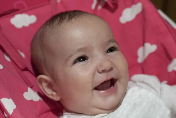 Riéndose Niña Meses Ella Está Reclinada Sobre Una Manta Acolchada —  Fotos de Stock