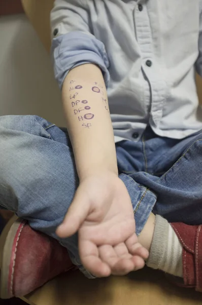 Niño Pequeño Muestra Brazo Después Que Enfermera Rodeara Los Puntos — Foto de Stock