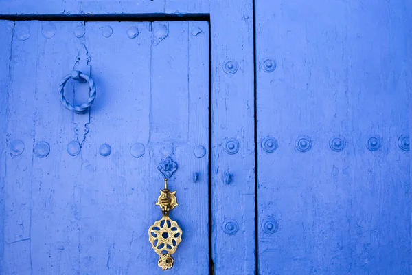 Fundo Tradicional Azul Pintado Porta Com Golde Doorknocker Chefchaouen Marrocos — Fotografia de Stock