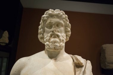 Yunan tıp tanrısı Asclepius 'un Yunan heykeli, büstü. Katalan Arkeoloji Müzesi, Barselona, İspanya