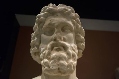 Yunan tıp tanrısı Asclepius 'un Yunan heykeli kafa. Katalan Arkeoloji Müzesi, Barselona, İspanya