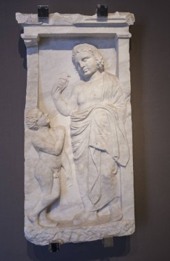 Kuşlu bir çocuğun Yunan cenaze taşı. Katalan Arkeoloji Müzesi, Barselona, İspanya