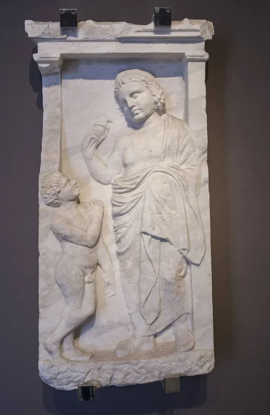 一个带着鸟的孩子的希腊丧葬石碑 加泰罗尼亚考古博物馆 西班牙巴塞罗那 — 图库照片