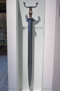 Barselona, İspanya - 27 Aralık 2019: Demir antenler kılıç, M.Ö. 6. yüzyıl. Katalan Arkeoloji Müzesi, Barselona, İspanya