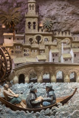 Cordoba, İspanya - 2018, 8 Eylül: Cordoba Halifelik görkemli sahneleri. Nehir hayatı. Calahorra Kule Müzesi, Cordoba, İspanya