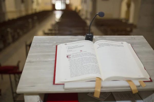 Kazatelna Otevřenou Knihou Prázdný Kostel — Stock fotografie