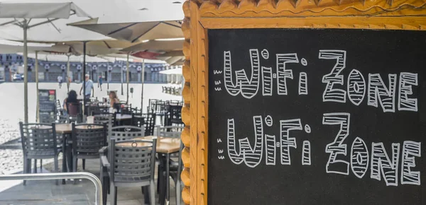 Terraza Restaurante Que Ofrece Wifi Tabloide Fondo Verano Día Soleado —  Fotos de Stock