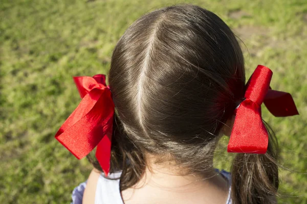 Cabeza Niña Con Pelo Lazo Cinta Roja Sus Coletas Disparo — Foto de Stock