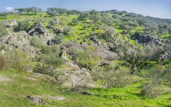 Trekkeři Odpočívající Stezky Řeky Muelas Přírodní Park Cornalvo Extremadura Španělsko — Stock fotografie