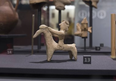 Dublin, İrlanda - 20 Şubat 2020: At ve Sürücü. Amathus 'tan el yapımı sert bir heykel. Cypro-Archaic II dönemi. İrlanda Arkeoloji Ulusal Müzesi