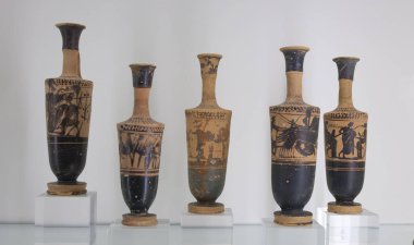 Barselona, İspanya - 27 Aralık 2019: Katalonya 'nın Bonjoan Mezarlığı' ndan Yunan mezar eşyaları. Katalan Arkeoloji Müzesi, Barselona, İspanya