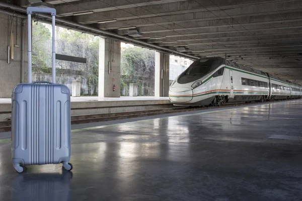 Resväska Vid Den Europeiska Järnvägsstationen För Höghastighetståg Koncept För Tågresor — Stockfoto