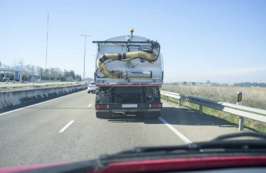 Şehirlerarası yolda yavaş tankerin arkasında. Arabanın içerisinden bak.