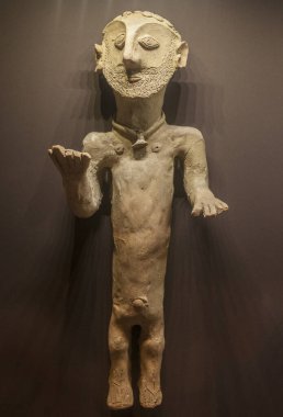 Barcelona, İspanya - 27 Aralık 2019: Baal-Hammon 'lu Terracotta, Kartaca Tanrısı. M.Ö. 4. yüzyıl, Puig des Molins, İbiza. Katalan Arkeoloji Müzesi, Barselona, İspanya