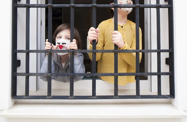 Dos Niños Confinados Quedan Detrás Ventana Sus Rejas Chico Mira — Foto de Stock