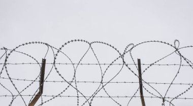 Endişe teli. Gri bulutlu gökyüzü