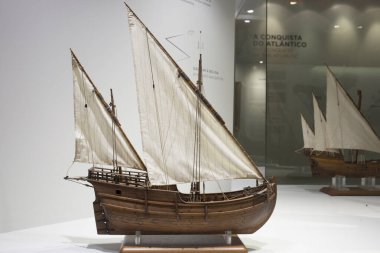 Lizbon, Portekiz - 1 Mart 2020: 2 direkli römorklu Caravel. Keşif Karavanı olarak bilinir, 15. yüzyıl. Donanma Müzesi, Lizbon, Portekiz