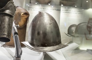 Lizbon, Portekiz - 1 Mart 2020: 16.00 Yüzyıl miğfer moryonu. Donanma Müzesi, Lizbon, Portekiz