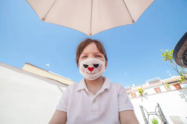 Niño Pequeño Con Una Máscara Facial Conejo Estampado Durante Cuarentena — Foto de Stock