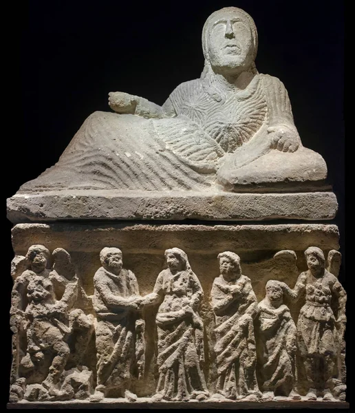 西班牙巴塞罗那 2019年12月27日 Etruscan Cineray Urn登上讲台 顶部有斜倚的女性雕像 平台或盒子 有情妇场景的浮雕 — 图库照片
