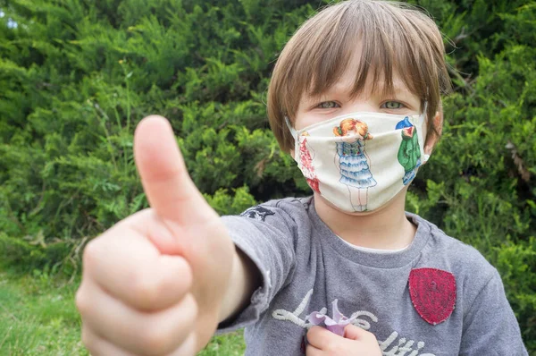 Menino Anos Usando Uma Máscara Facial Com Motivos Infantis Ele — Fotografia de Stock