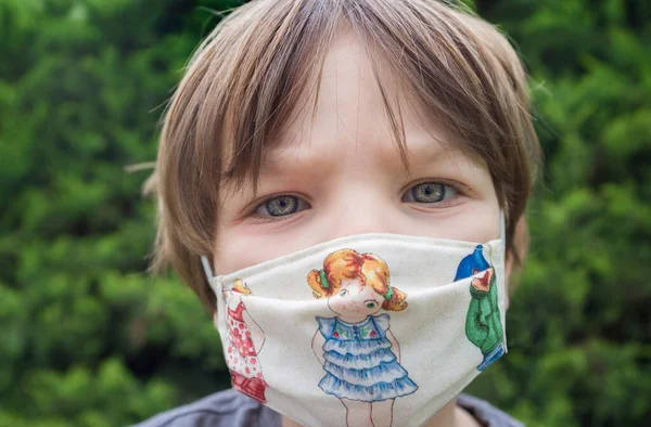 Liten Pojke Bär Ansiktsmask Tryck Med Barn Motiv Påverkan Coronaviruspandemi — Stockfoto