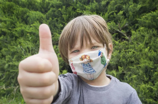 Letni Chłopiec Noszący Odcisk Maski Dziecięcymi Motywami Dooing Kciuki Górę — Zdjęcie stockowe