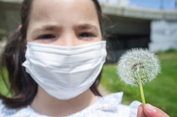 Allergisk Årig Flicka Håller Maskros Hon Bär Ansiktsmask — Stockfoto