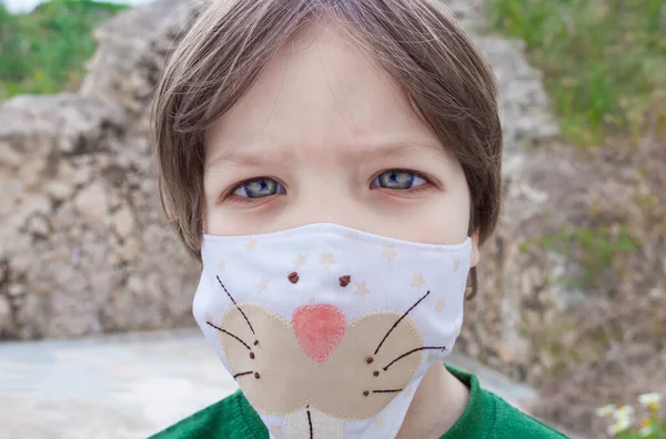 Liten Pojke Bär Lapptäcke Ansikte Mask Med Barn Motiv Påverkan — Stockfoto