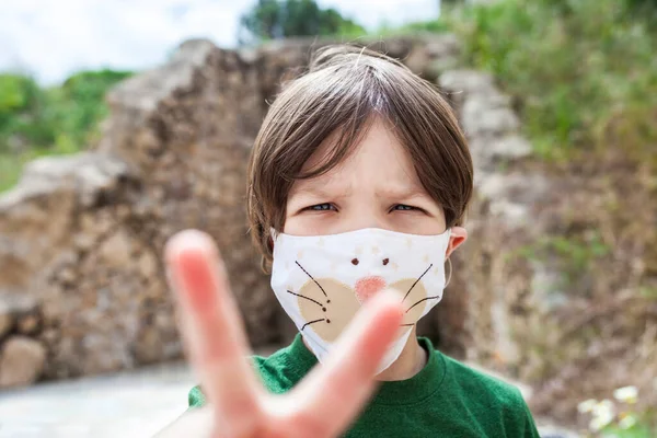 소년은 부아르 우승을 손가락 있습니다 어린이들을 유혹하는 마스크를 — 스톡 사진