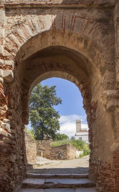 Badajoz Alcazaba 'daki başkent kapısı, Almohade Dönemi' nin duvarlı kalesi, 12. yüzyıl. Extremadura, İspanya. İç kemer.