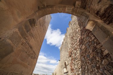 Badajoz, Extremadura, İspanya 'nın başkenti. Kayıp kapı pervazlarının bulunduğu visigoth menteşeli üst at nalı kemeri.