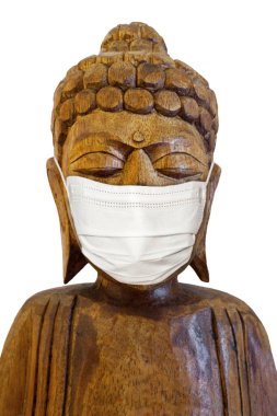 Yüz maskesi takan Buda heykeli. Beyazın üzerinde izole edilmiş. Covid-19 konsepti