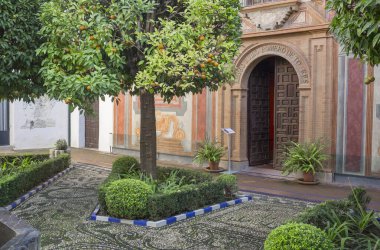 Cordoba, İspanya - 7 Aralık 2018 Müze Julio Romero de Torres avlu girişi, Cordoba, İspanya. Hayır kurumunun eski hastanesi
