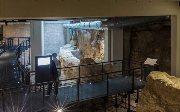 Cordoba Spanje Dec 2018 Bezoeker Van Romeinse Theateroverblijfselen Archeologisch Etnologisch — Stockfoto