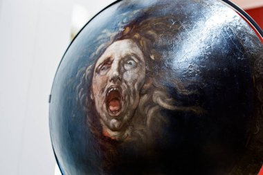 Dublin, İrlanda - 20 Şubat 2020: Medusa 'nın Başı ile kalkan, Convex Side. Bilinmeyen bir sanatçı tarafından yapılmış. İrlanda Ulusal Galerisi