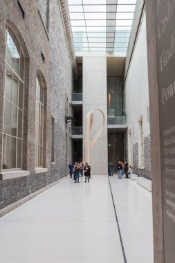 Dublin, İrlanda - 20 Şubat 2020 İrlanda Ulusal Galerisi yeni avlu. İçeriye Bina
