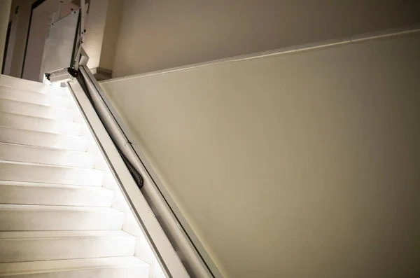 Trappenlift Voor Mindervaliden Ouderen Trappen Beklimmen Met Verlichte Trappen Selectieve — Stockfoto