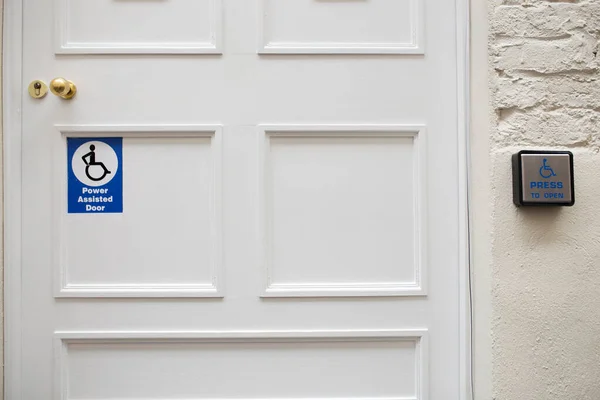 Υποβοηθούμενη Πόρτα Πιέστε Κουμπί Για Χειροκίνητη Ενεργοποίηση Έχει Τοποθετηθεί Στο — Φωτογραφία Αρχείου