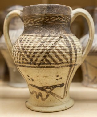 Malaga, İspanya - 21 Eylül 2018: Cuerda seca dekorasyonlu Fas kavanozu. Nasrid hanedanlığı. Malaga Müzesi, İspanya