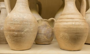 Malaga, İspanya - 21 Eylül 2018: Ortaçağ 'da kullanılan sade ev eşyaları. Malaga Müzesi, İspanya
