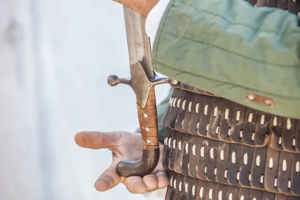 Mağripli Fetih Savaşçısı Kılıcını Tutuyor Bozkır Ordusunun Kullandığı Lamellar Bir — Stok fotoğraf
