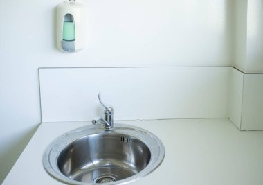 Sağlık Merkezi koridorunun köşesinde. Covid-19 salgını sırasında hijyen alışkanlıkları kavramı