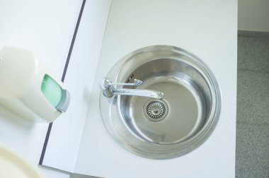 Sağlık Merkezi koridorunun köşesinde. Covid-19 salgını sırasında hijyen alışkanlıkları kavramı