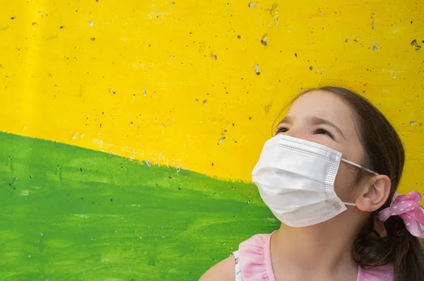 Förhoppningsfull Liten Flicka Bär Ansiktsmask Covid Pandemi Livlig Färgad Betong — Stockfoto